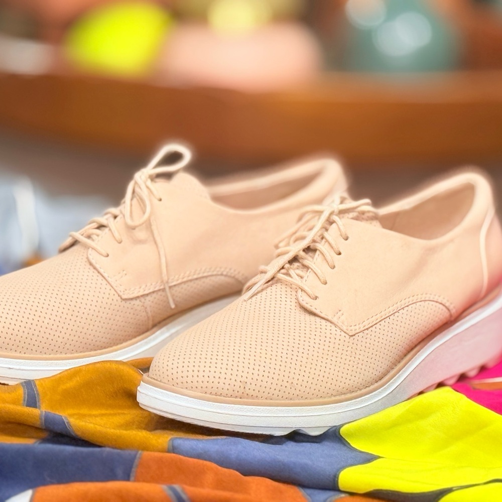 Women's Tan Lace-Up Shoes 9